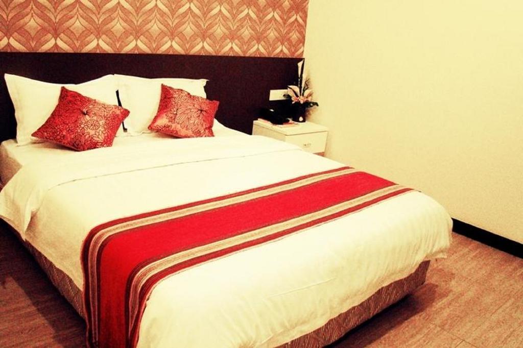 Adel Hotel Putatan Habitación foto
